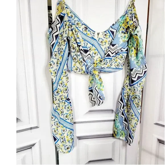 EUC AKIRA Floral Cropped Wrap Bell Sleeve Top - Small - Picture 3 of 13